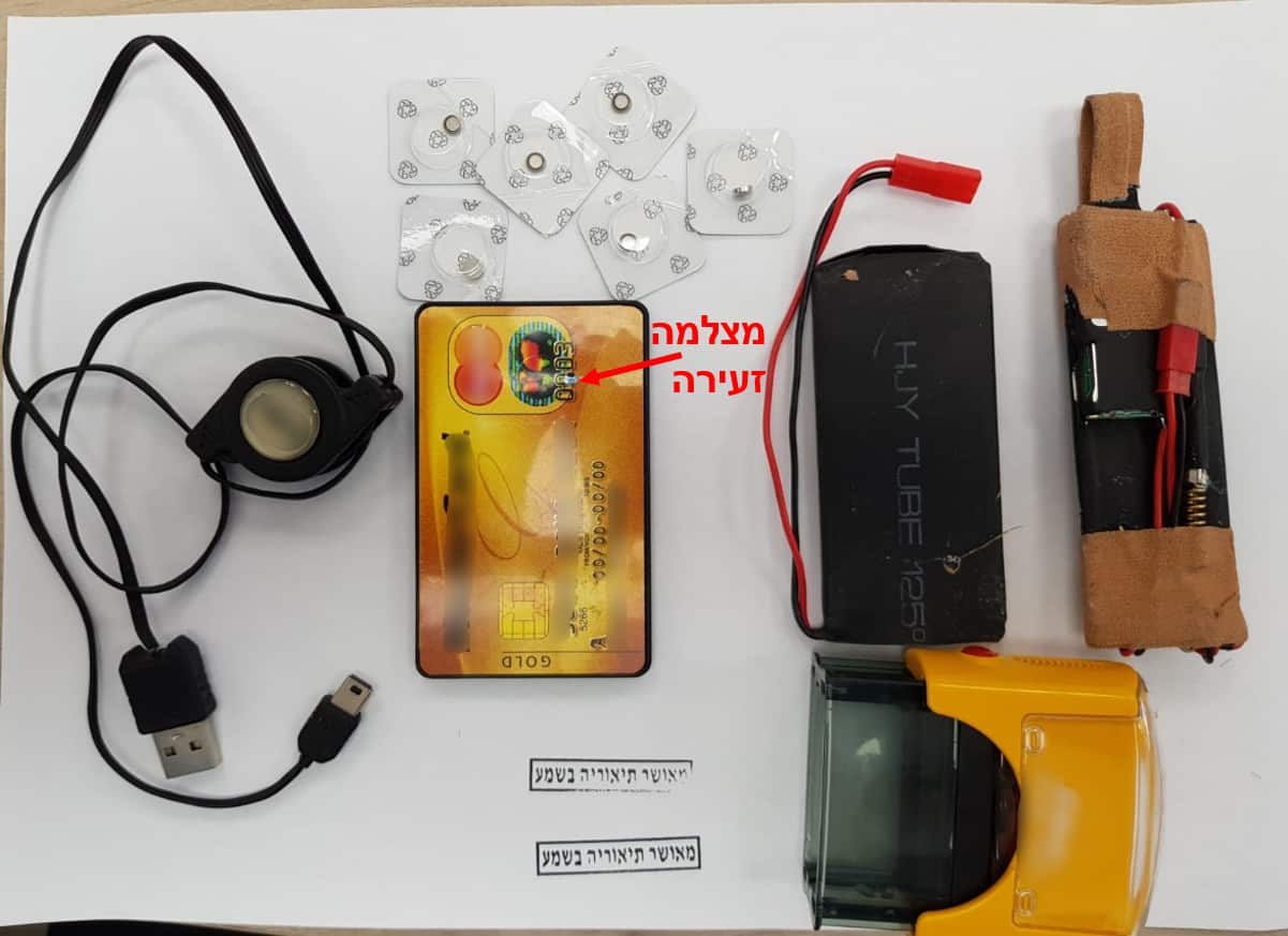 מצלמה, אוזניות ואמצעים שנתפסו על החשוד