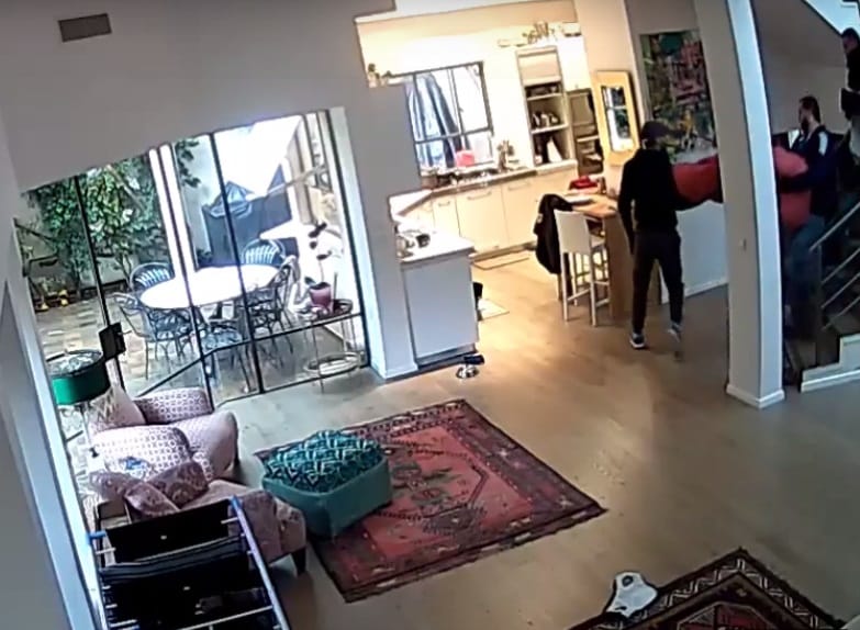 השודדים צולמו צולמו עוזבים עם הכספת (לחצו על התמונה לתיעוד וידאו)