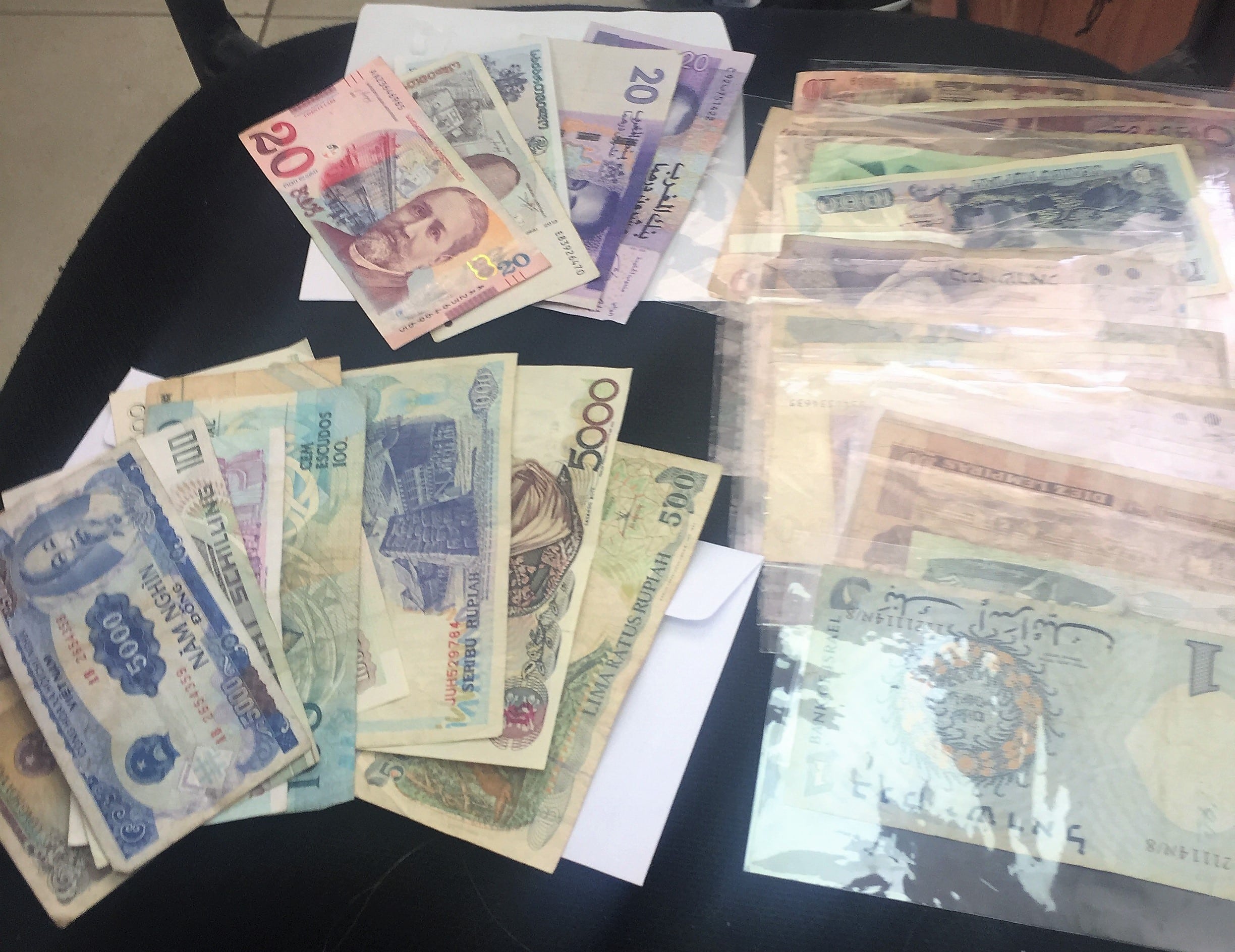 בשלל גם שטרות כסף מתקופות ומדינות שונות