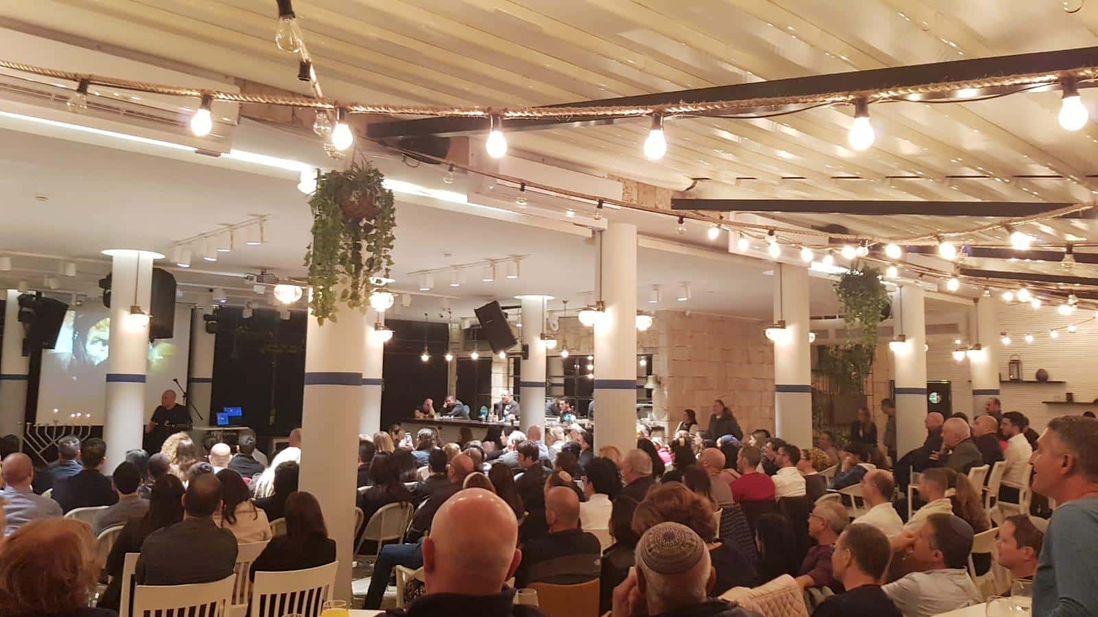 מקום בים, אשקלון