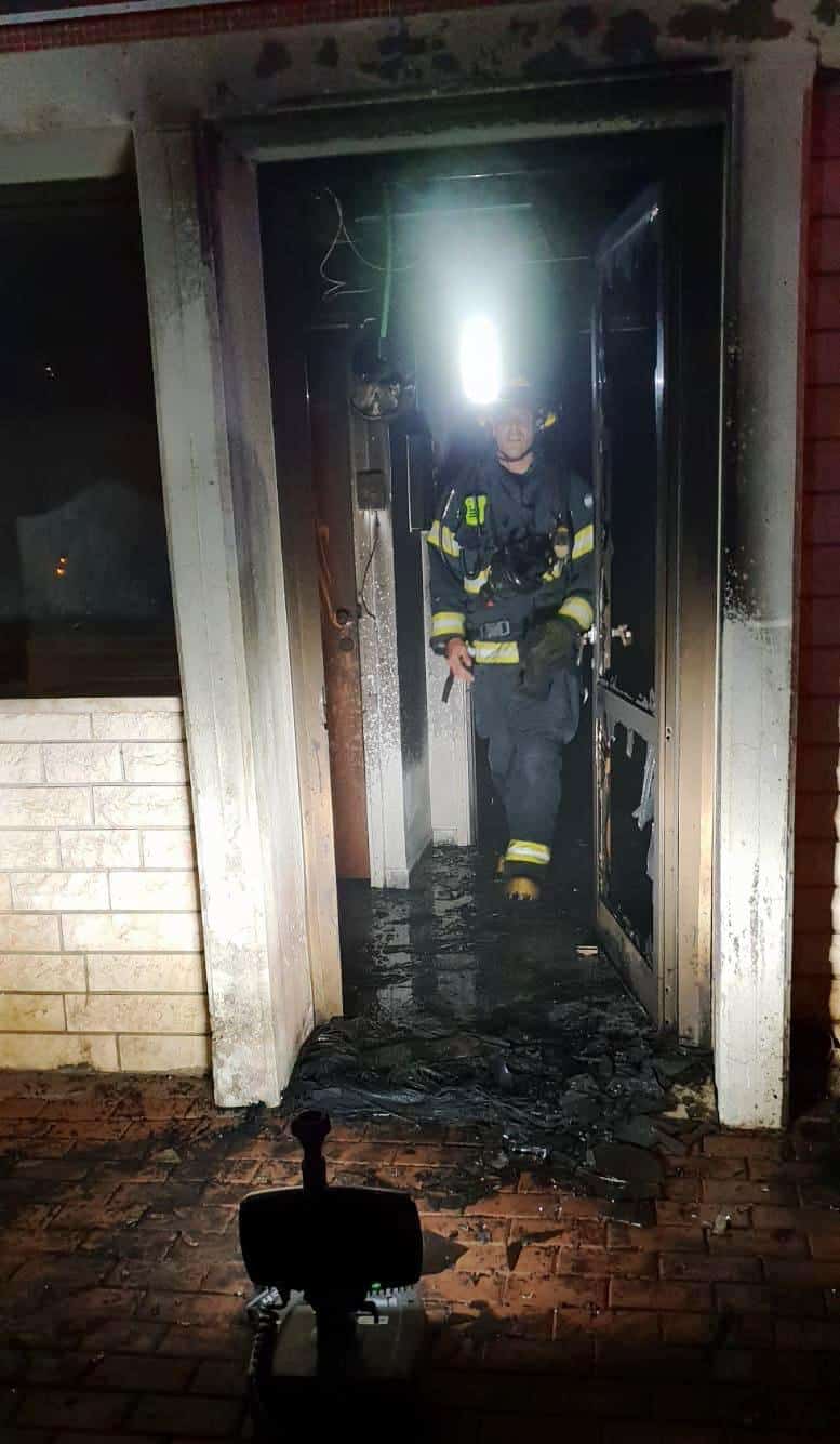 שריפה בכניסה למשרדים (צילום: כב"ה זבולון)
