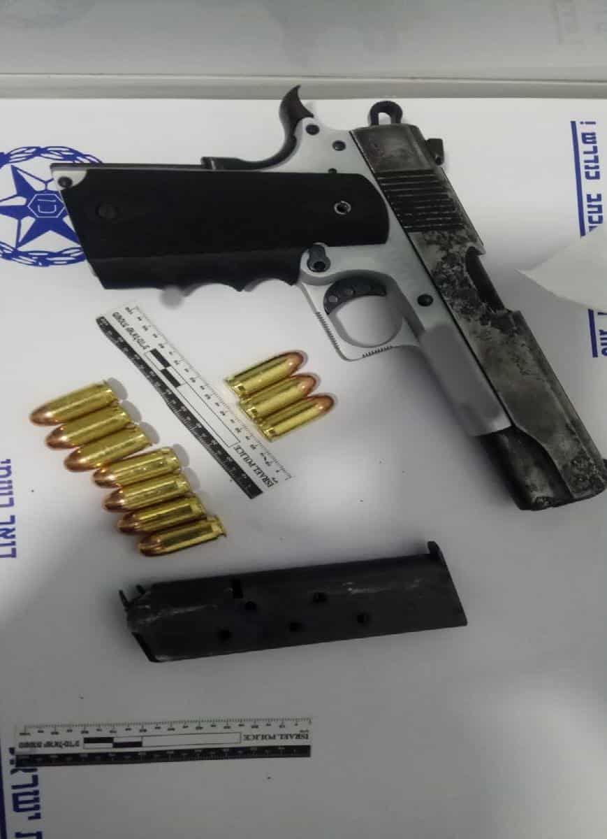 האקדח והתחמושת שנתפסו