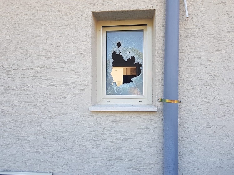 אחד החלונות שהשוטרים שברו