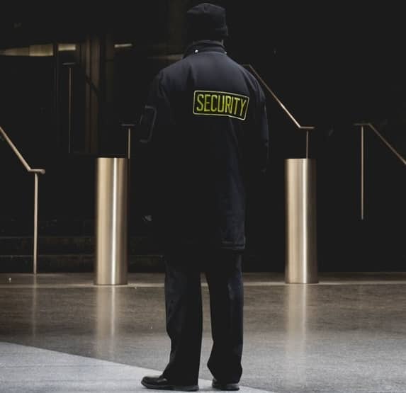 איש אבטחה בעבודה (צילום להמחשה: Collin Armstrong מאתר Unsplash)