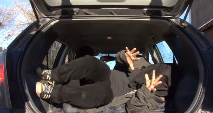 נדקר שוב ושוב בפארק, הוחזר לביתו, נחטף, ואז נדקר שוב בבית המשפחה (אילוסטרציה)