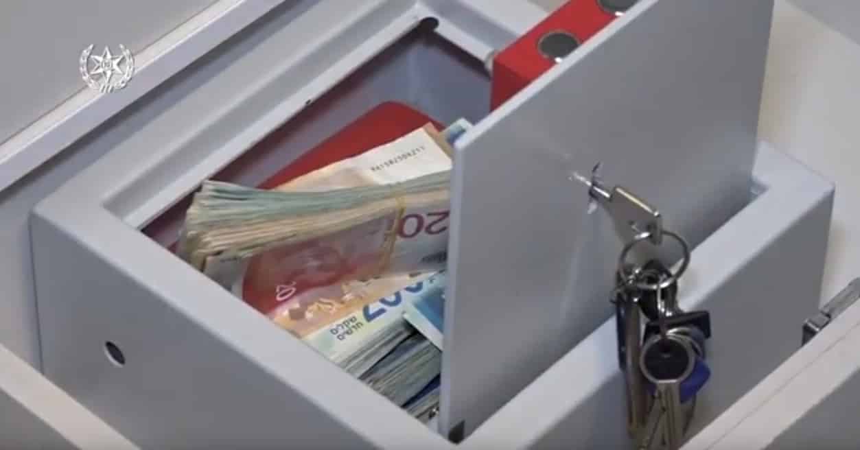 המשטרה תפסה כסף רב (צילום: משטרה)