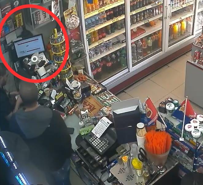 אלבז ותורג'מן בודקים משהו במחשב בפיצוצייה. האם מדובר באתר של דואר ישראל?