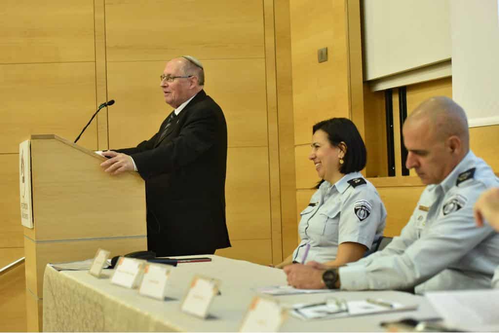 השופט רובינשטיין יוזם השחרור ההמוני מסביר את נימוקיו בכנס של ארגון צוהר באוניברסיטת בר אילן