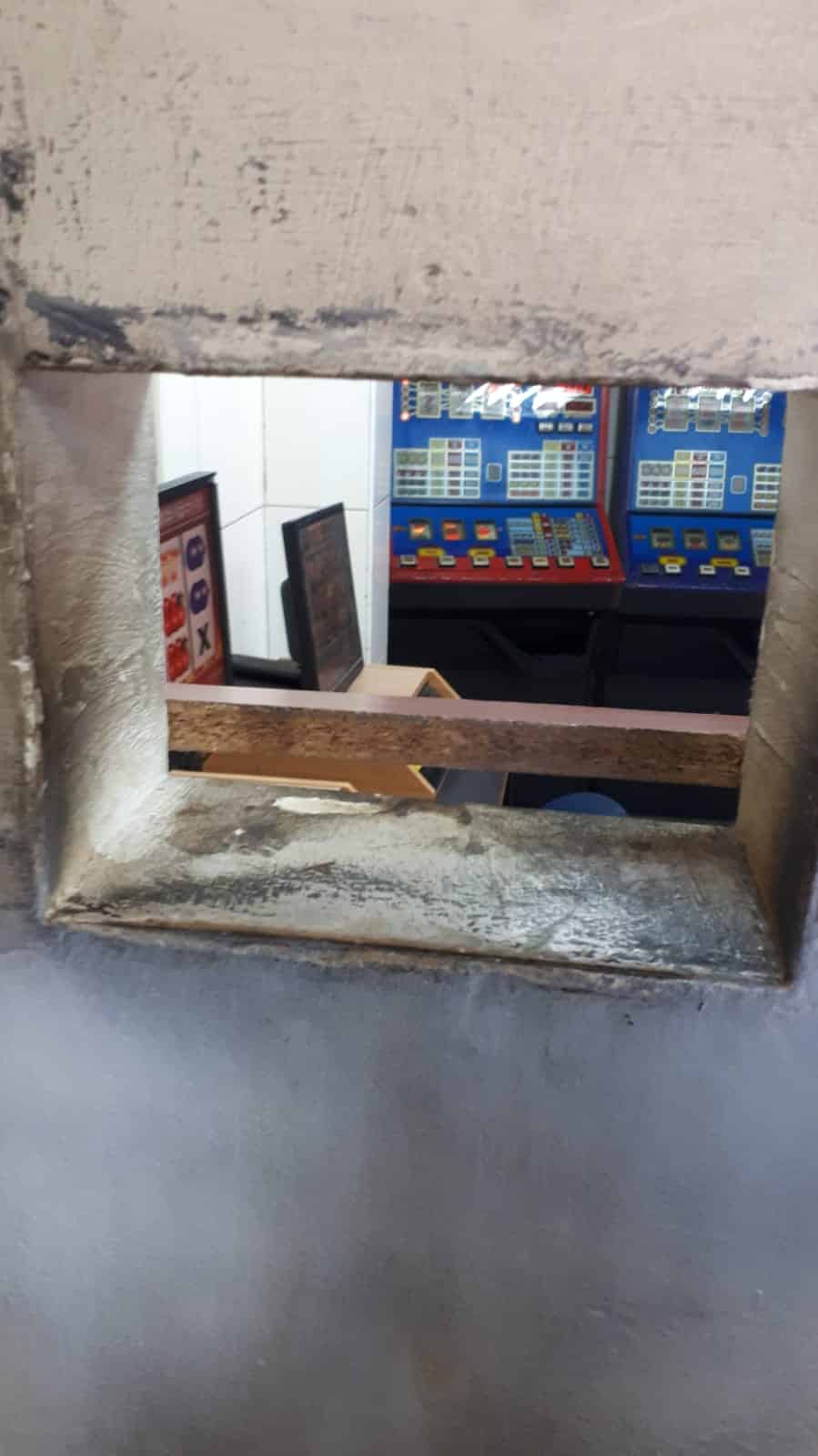 העסק חולק לשניים כדי להפעיל מועדון הימורים (צילום: דוברות המשטרה)