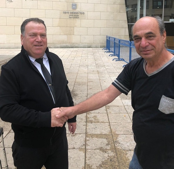 שבתאי יקואל (מימין) עם סנגורו, עו"ד אמיר בר דיין, לאחר הודעת הזיכוי בבית משפט השלום בחיפה