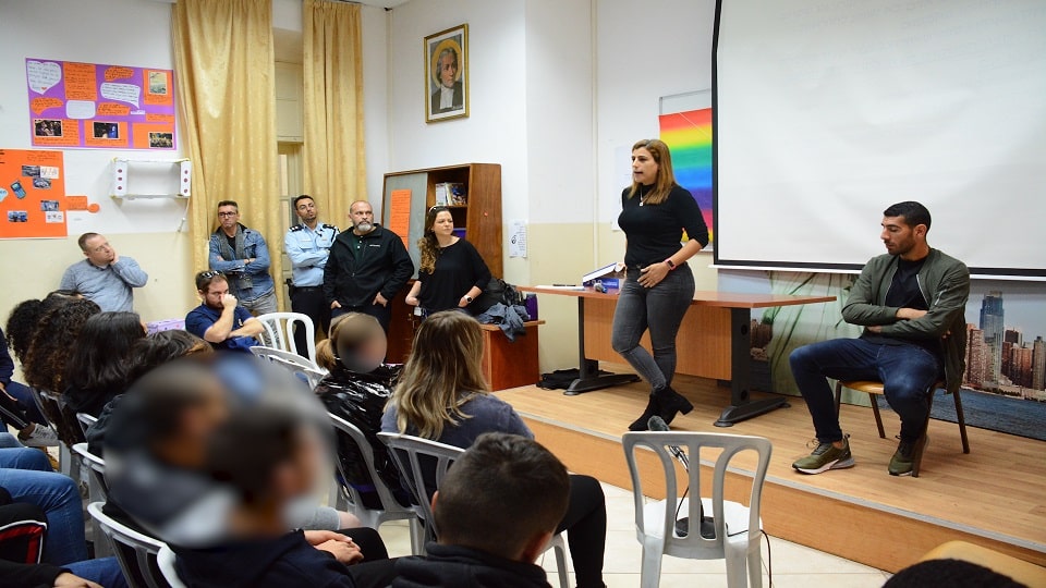 איתן טיבי (יושב) בבית הספר "פרר"