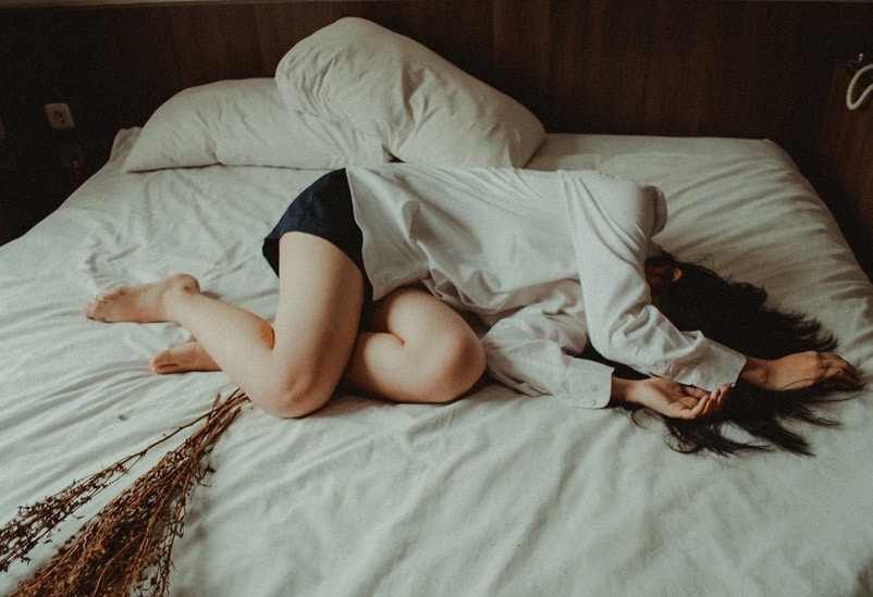 השוטרים מצאו כתמי דם על המיטה (אילוסטרציה: Yuris Alhumaydy מאתר Unsplash)