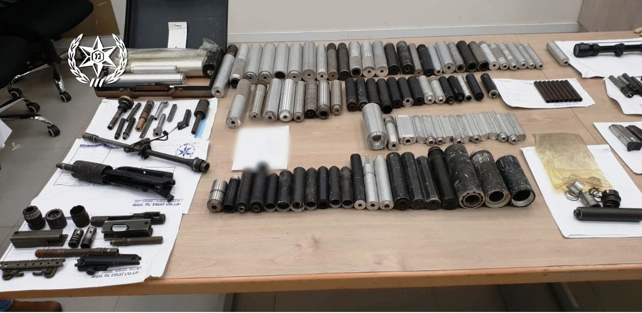 נחשף מחסן ששימש לייצור חלקי כלי נשק