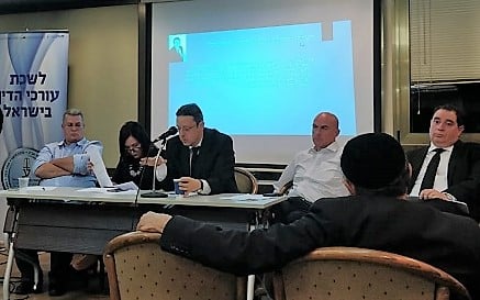 נא להתייעץ עם קצין חילוט. משתתפי הפאנל