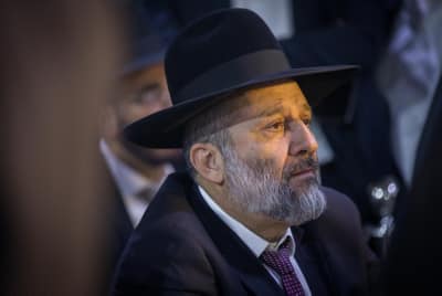 מבין משהו בטובות הנאה. השר אריה דרעי (צילום: יונתן סינדל, פלאש 90)