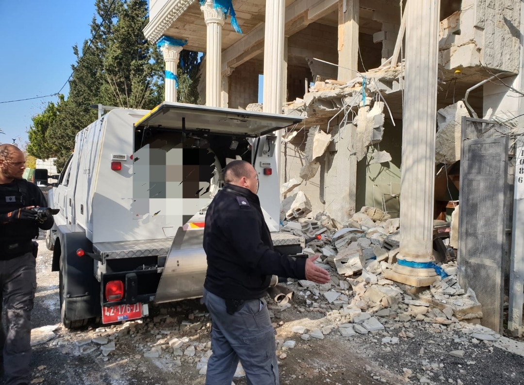 הורסים את המבנה הלא חוקי