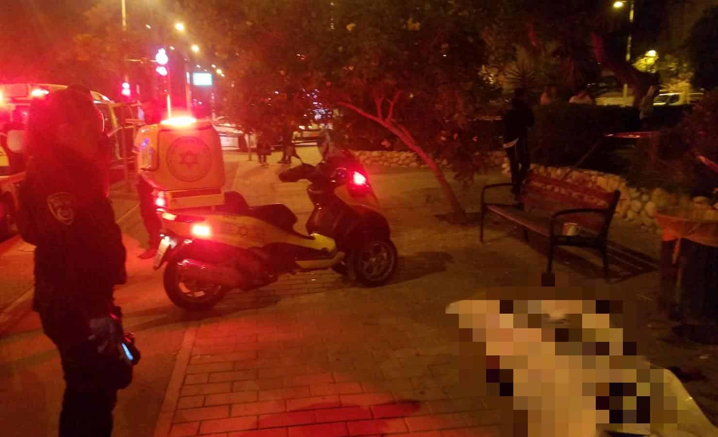 רכב נטוש, גופת גבר דקור. צילום: תיעוד מבצעי מד"א