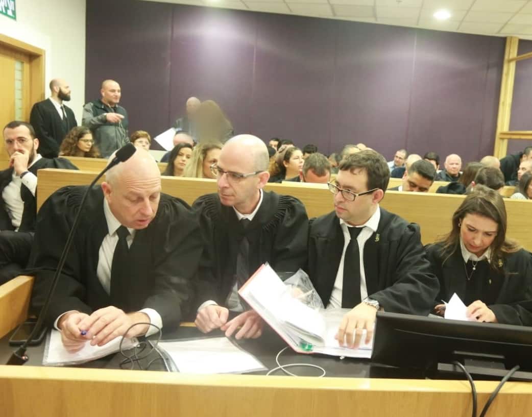 שולחן צוות התביעה במשפט (משמאל: עו"ד צוקרברג)