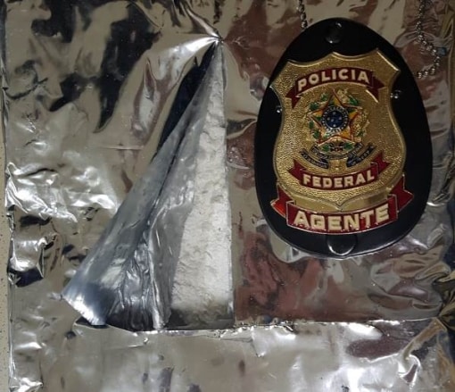 התג של השוטרים בדרום אמריקה על הקוקאין שנחשף בתוך מזוודת הסמים