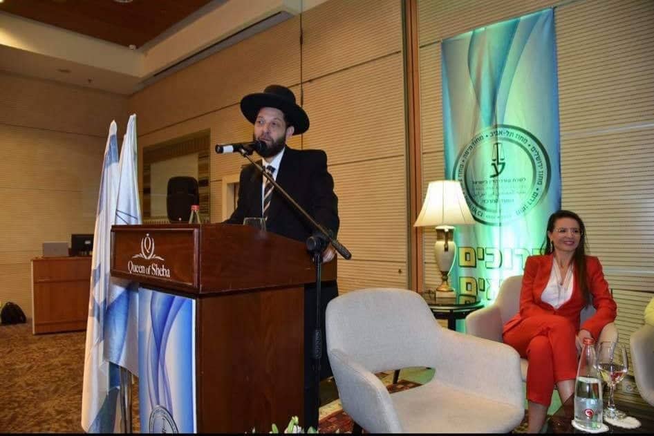 הרב יצחק אושינסקי בעד שימוש בסנקציות, מנחת הכנס עו"ד אודליה חן, פחות