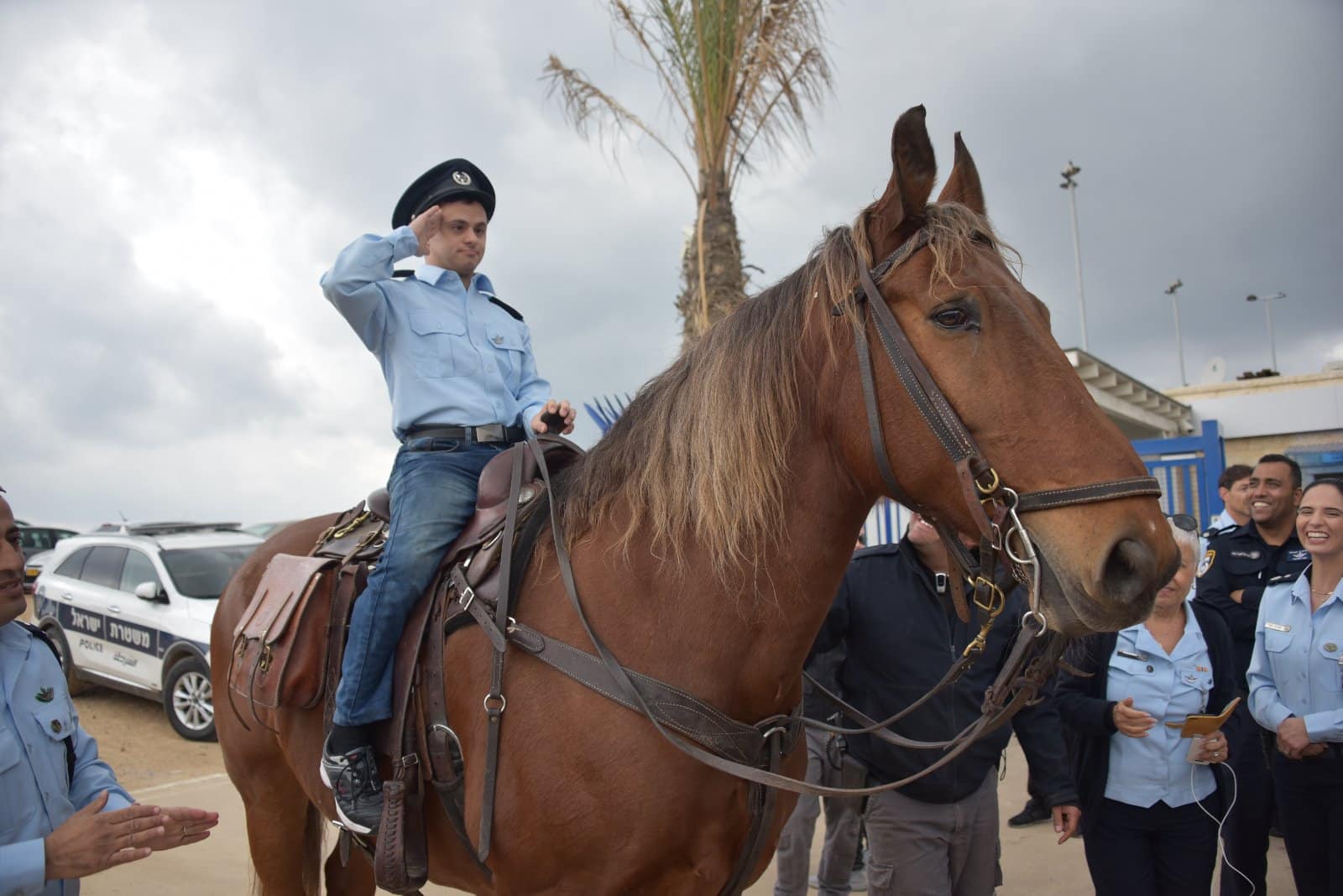 קפטן פיראס חטיב על הסוס המשטרתי