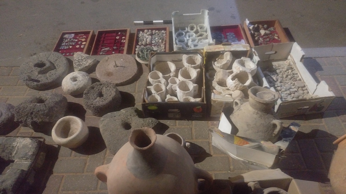 שיטות החפירה גרמו נזק בלתי הפיך לאתרים. עתיקות שנתפסו (צילומים: דוברות המנהל האזרחי)