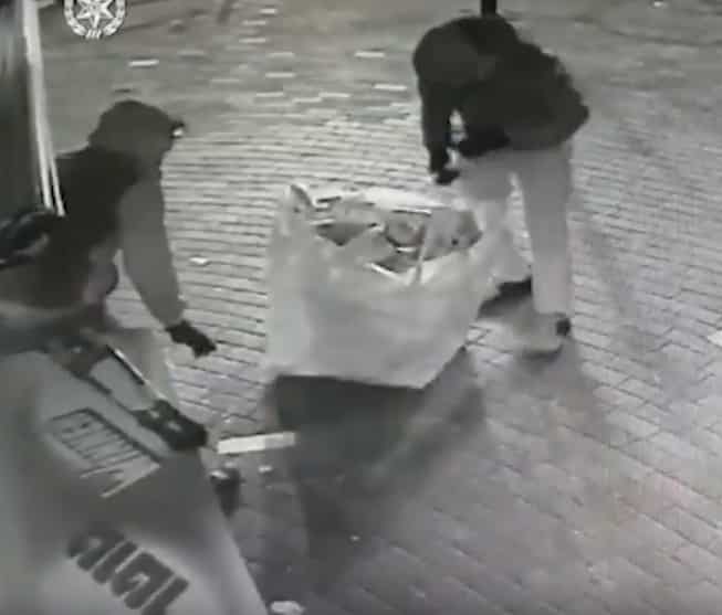 שניים מהפורצים עם שק מלא בסיגריות