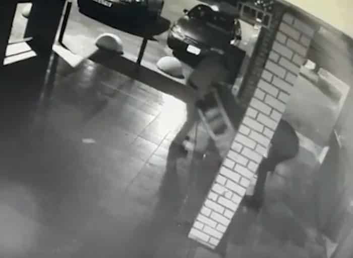 חברי הכנופיה גוררים כספומט מאחד מבתי העסק