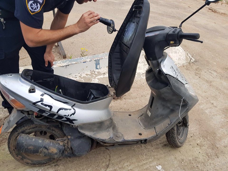 מי רכב על הקטנוע וזרק את המטען (צילום ארכיון להמחשה: דוברות המשטרה)