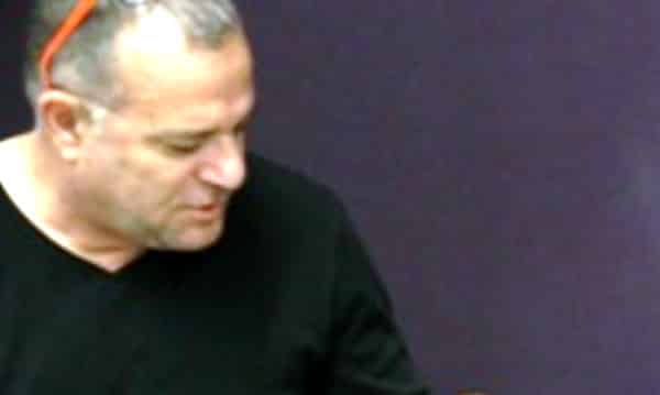 "הגענו לערד, אני יורד מהאוטו ואני רואה את יצחק אברג'ל מולי. הוא קיבל אותנו מאוד בלבביות... הוא עבר לגור בבית ישן, והוא רצה להגדיל, לפתוח מרפסת. אדריכלית אמרה לו שהתוכניות שלו לא ברות-ביצוע, ויצחק לא רגיל לשמוע לא"