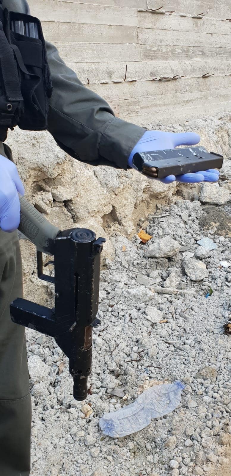 של מי כלי הנשק? (צילומים: דוברות המשטרה)