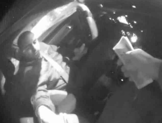 אביאל דהן בתוך הרכב, הסוכן עם הכסף בחוץ