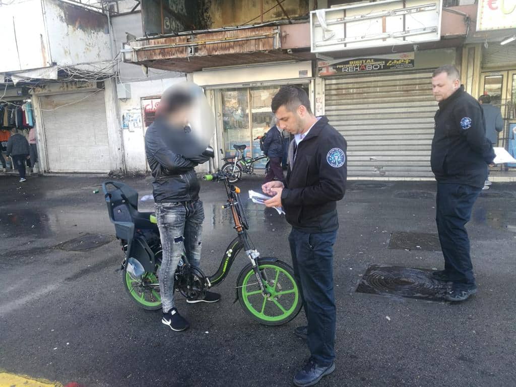 נפרסו מחסומים בהם נבדקו עשרות חשודים, רכבים ודו גלגלי (צילומים: דוברות המשטרה)