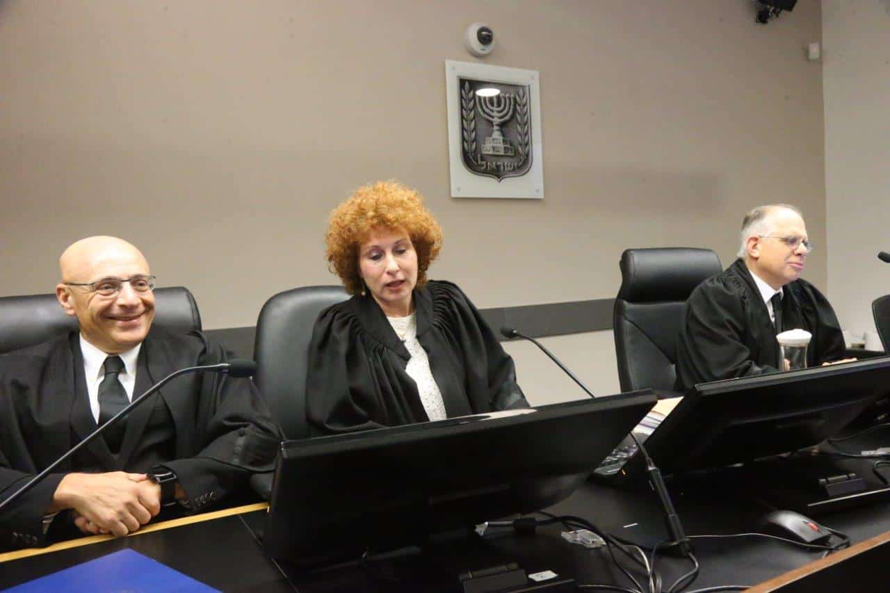 השופטים דניאל יניב, גיליה רביד וירון לוי. היו מאוד מעורבים בדיון