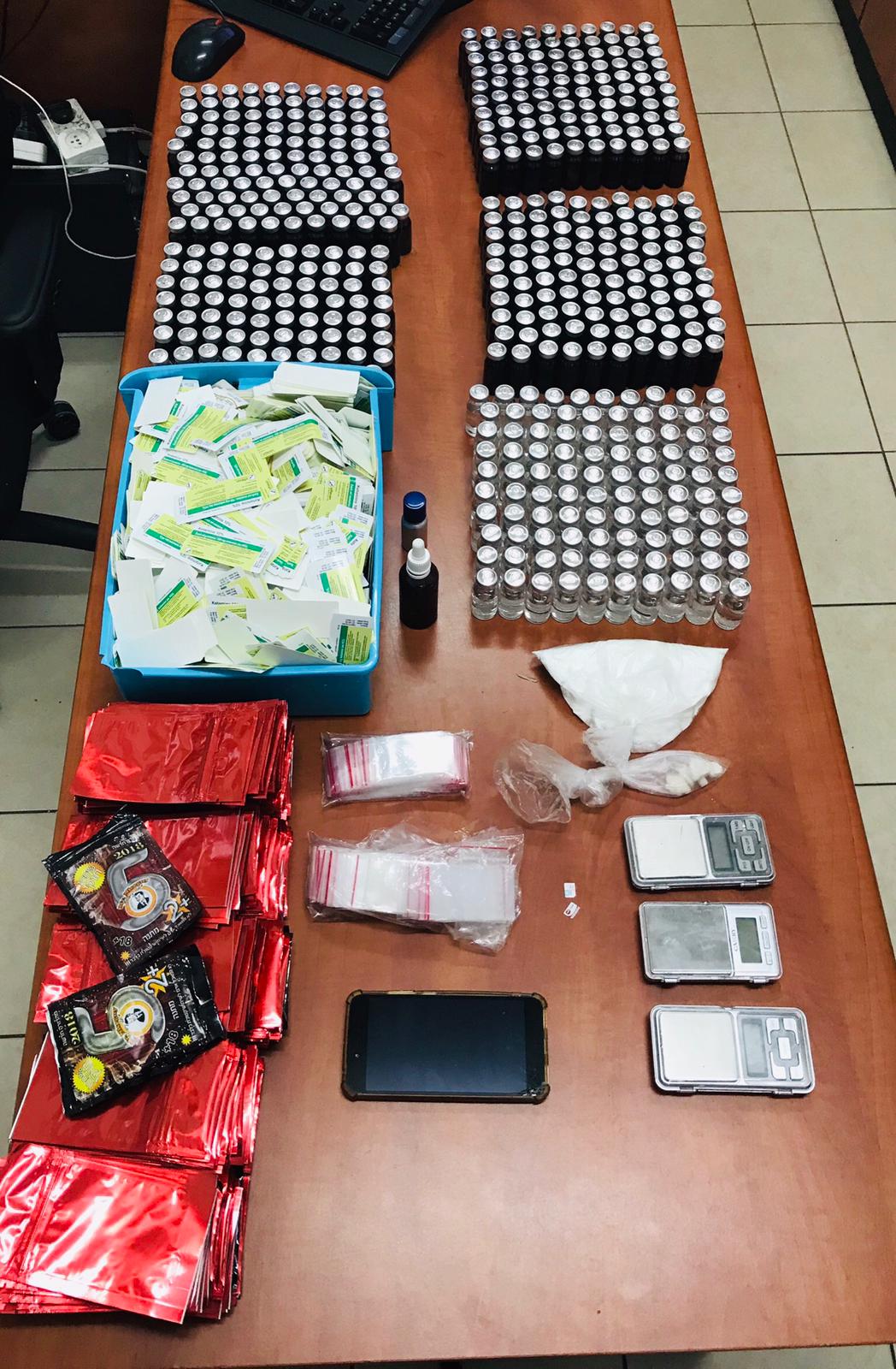 החומרים שנתפסו (צילום: משטרה)