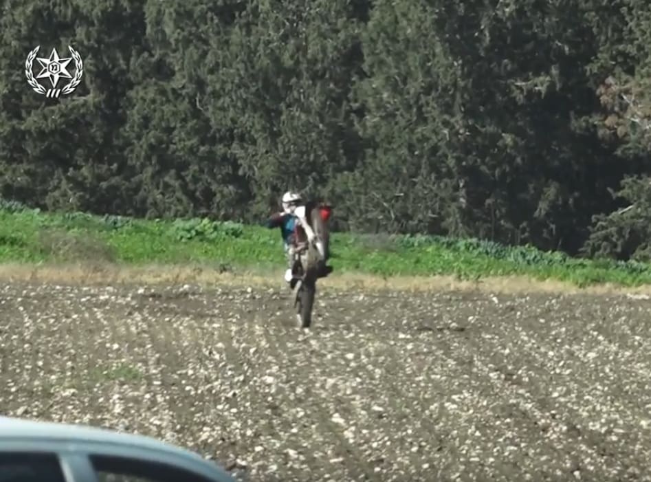 אופנוען שתועד בשטח על ידי המשטרה