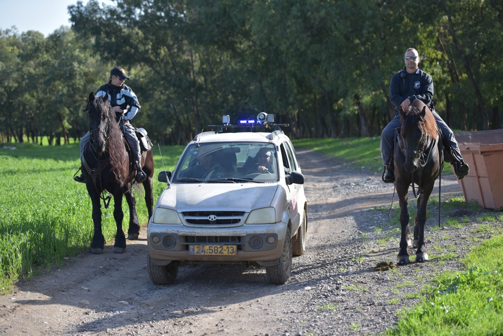 שוטרים בשטח במהלך המבצע (צילומים: דוברות המשטרה)