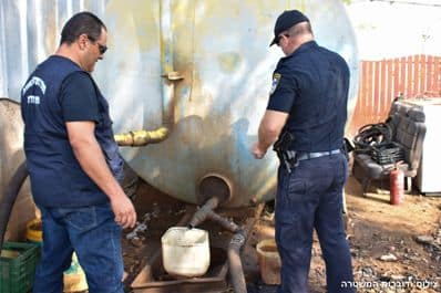 פשיטת משטרה על מקום בו נמכר דלק שגנבו האחים (צילום ארכיון: דוברות המשטרה)