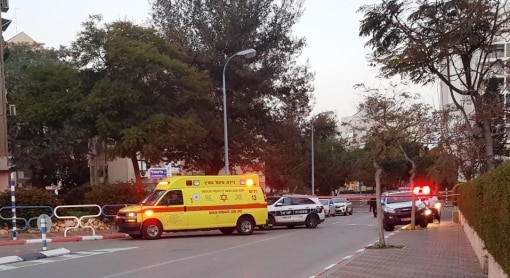 זירת הדקירה באשדוד (צילום: תיעוד מבצעי מד"א)