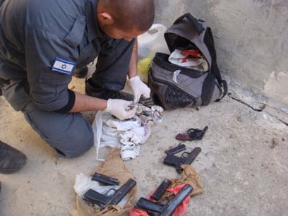 הבלשים מצאו אמצעי לחימה במהלך החיפוש (צילום ארכיון להמחשה)