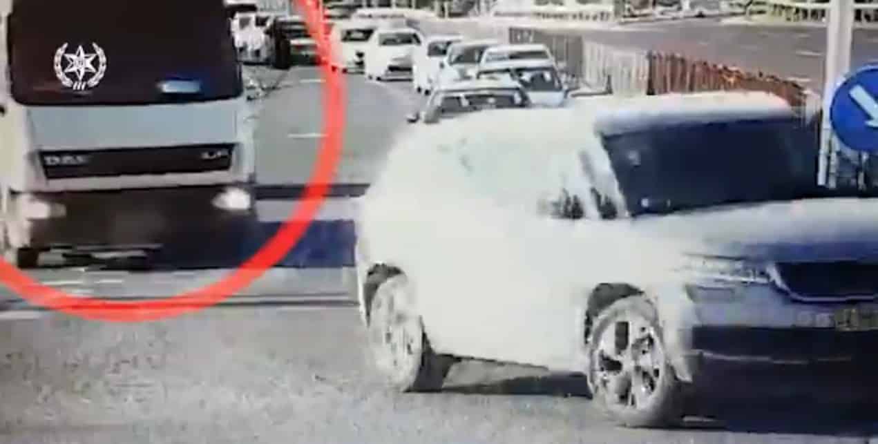 צפו: המצלמה תיעדה נהג משאית שכמעט גרם לתאונה