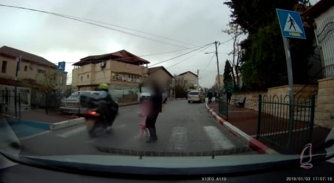 כמעט תאונה במעבר חצייה  (צילום: רשתות חברתיות)