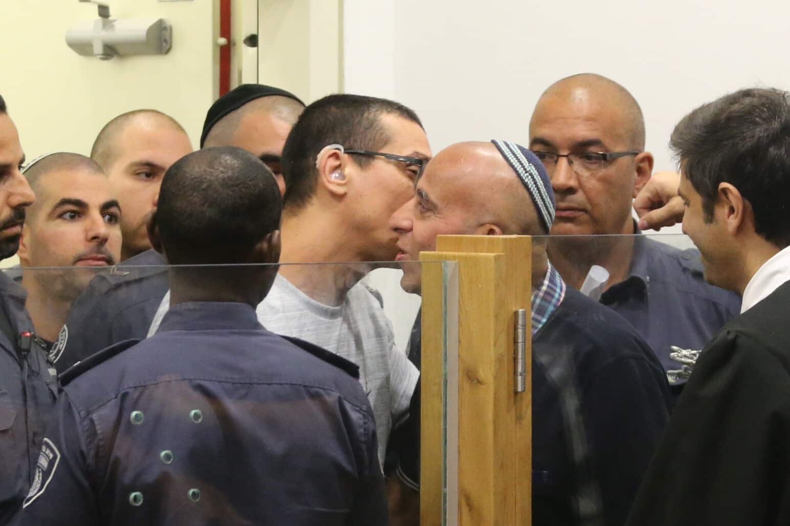 "במשך שעה ארוכה ניסה התובע להראות את החיבור בין אברג'ל לבין הקבוצה של אבי רוחן, ובראשה עד המדינה טולי. התובע והנאשם התנצחו ארוכות על כמה כרטיסי טיסה שטולי רכש עבור יצחק ומקורביו. שניהם התווכחו על השאלה אם רכישת כרטיסי הטיסה על ידי טולי מהווה אישור להתנהלות עסקית בין שתי קבוצות העבריינים, או לפחות חיזוק לאמינות העדות של עד המדינה טולי"