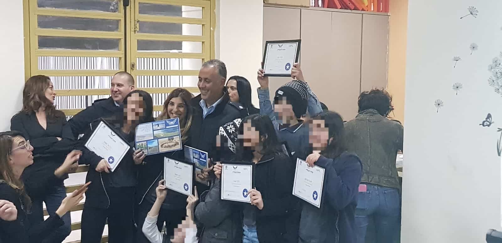 שוטרים ותלמידים בטקס הסיום