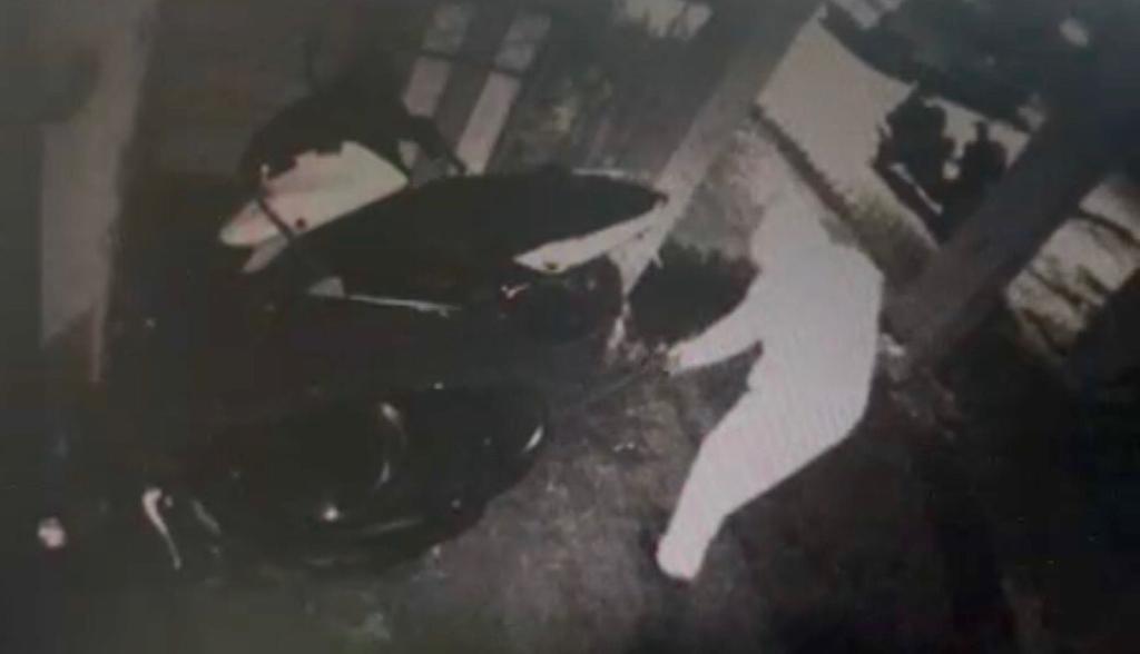 הנאשם מנקה את דמו של הרוצח מהאופנוע