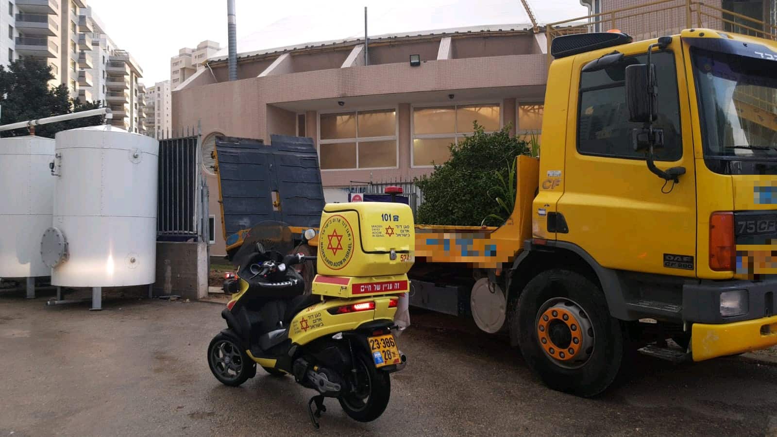 המשאית עליה עבד הגבר שנפצע (צילום: חגי נתני תיעוד מבצעי מד"א)