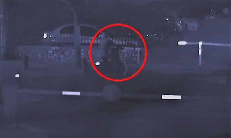 הקטין על אופניים חשמליים בדרכו להניח את המטען