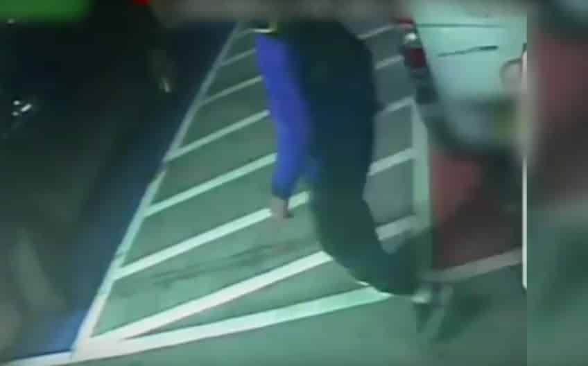 הנאשם סמוך לאמבולנס (לחצו על התמונה לצפייה בסרטון האבטחה)