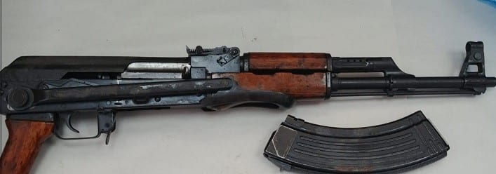 רובה קלצ'ניקוב שנתפס בערערה (צילומים: דוברות המשטרה)