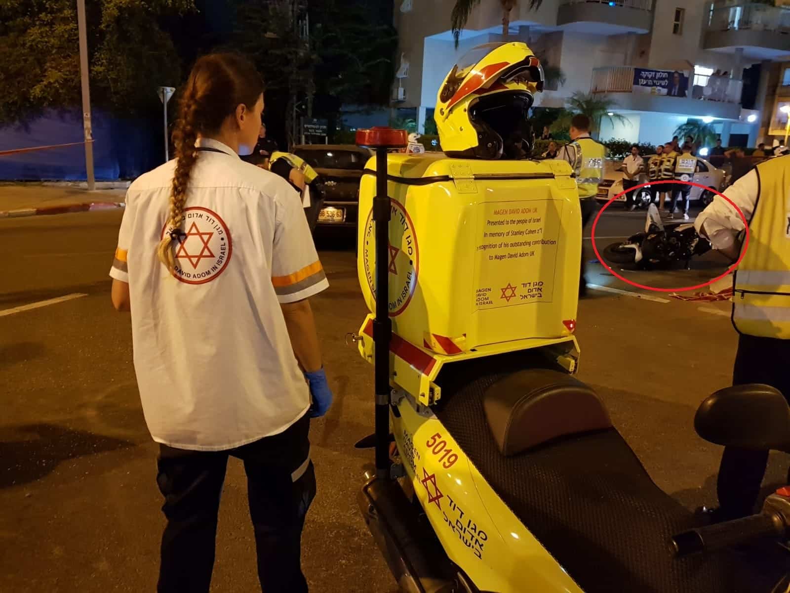 זירת התאונה בחולון (צילום: מד"א)